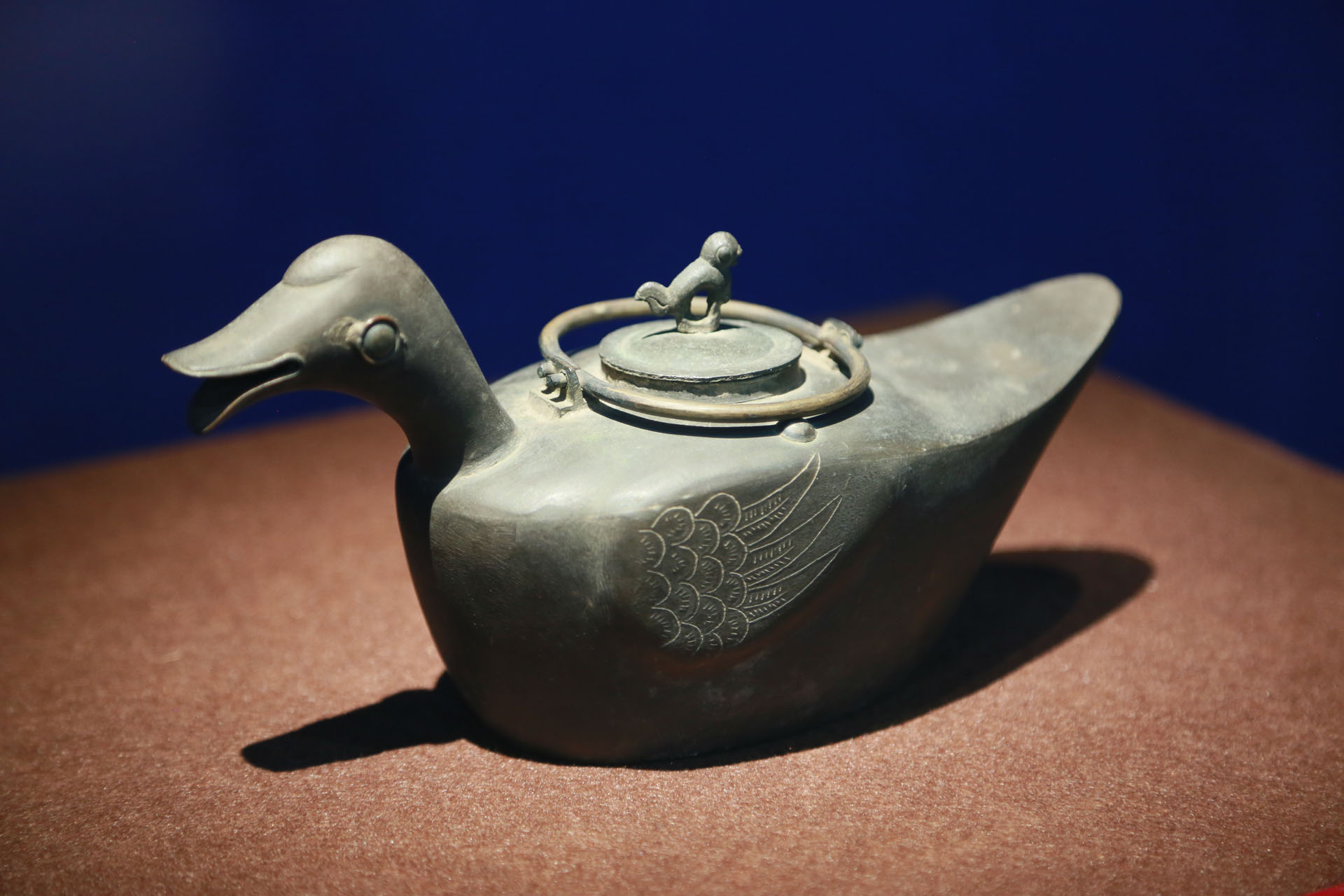 2-2-3清 锡制鸭形瑞兽纽提梁壶.jpg