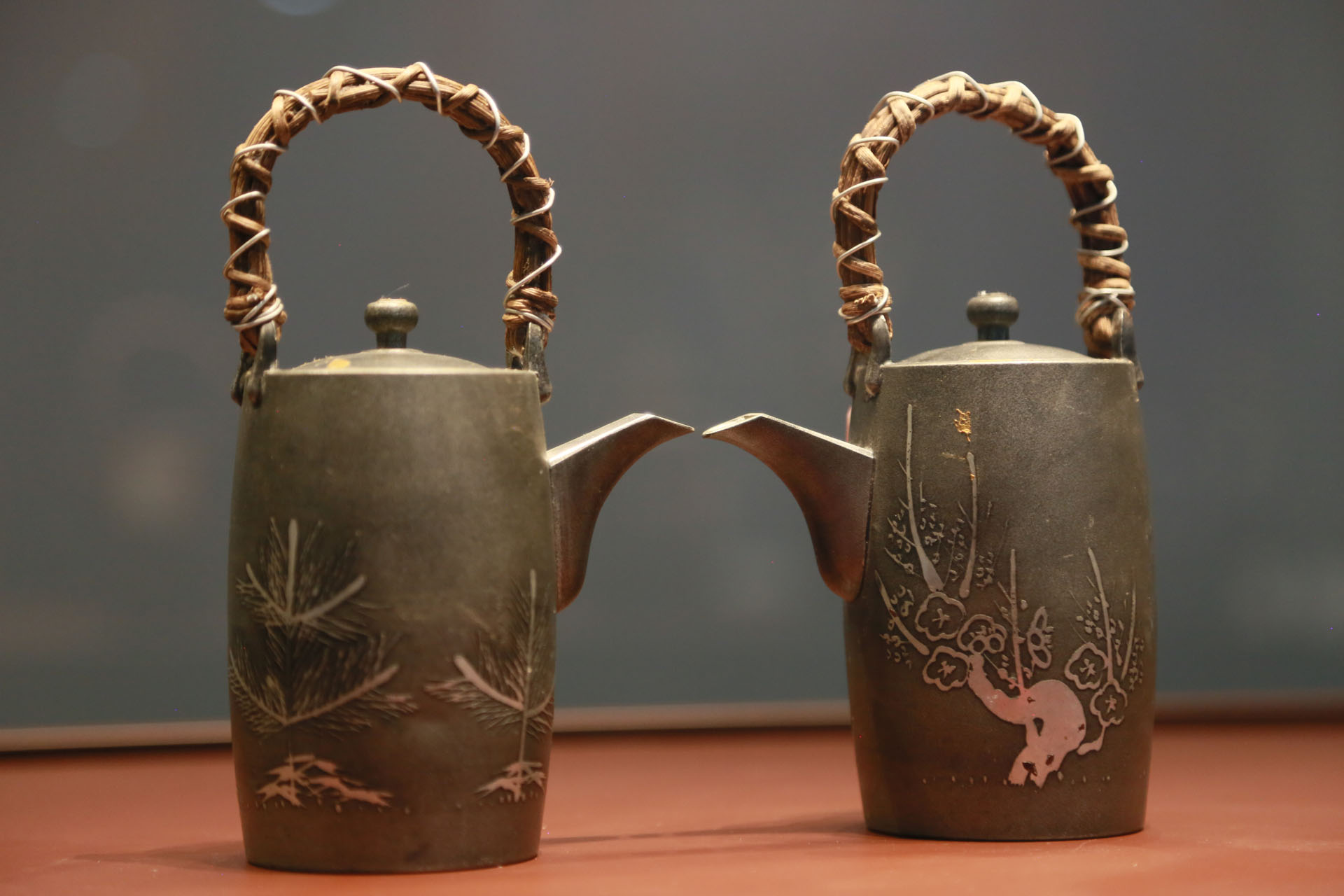 2-2-1民国 锡制松纹提梁对壶.jpg