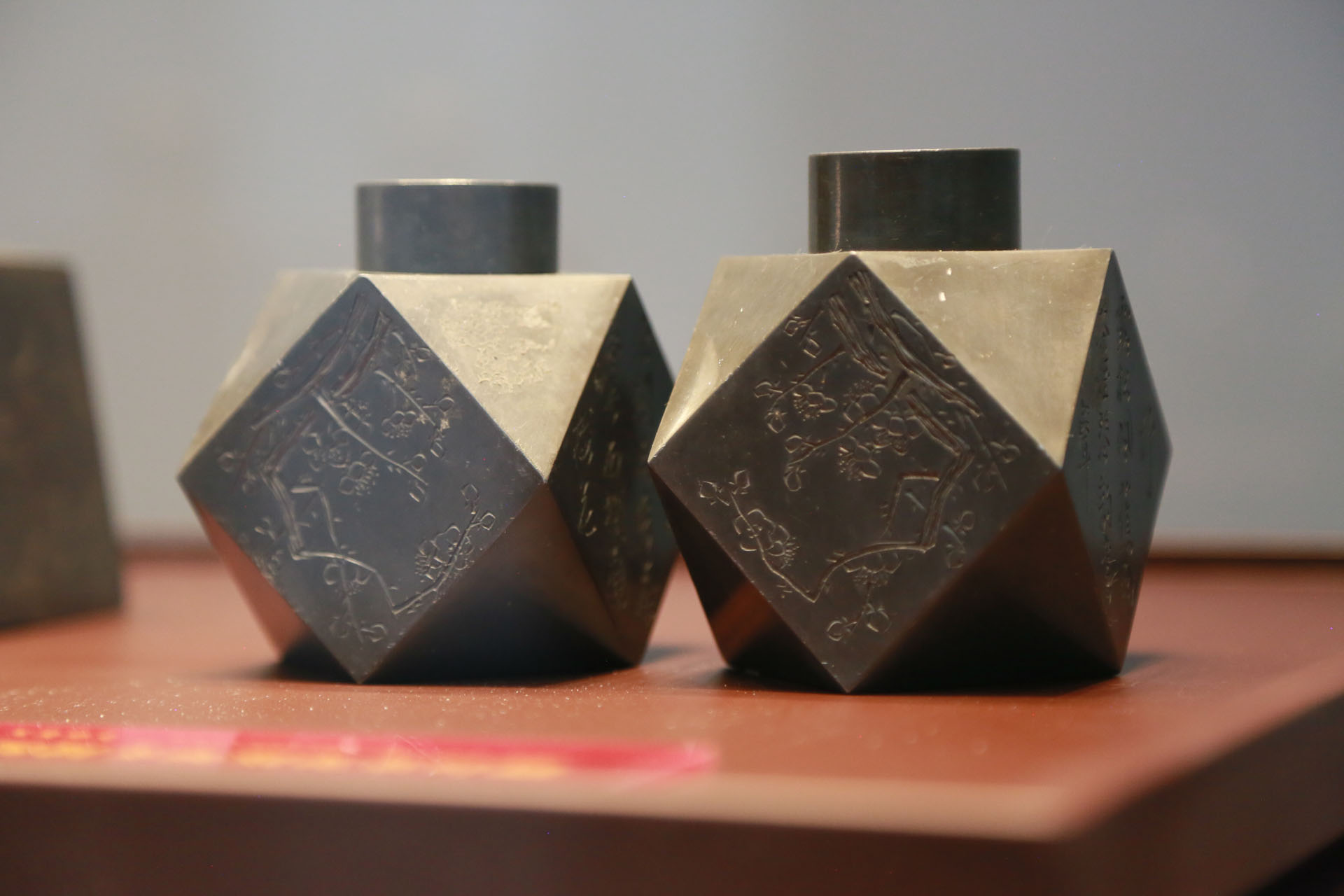 2-2-2清 锡制多面刻花茶叶罐.jpg